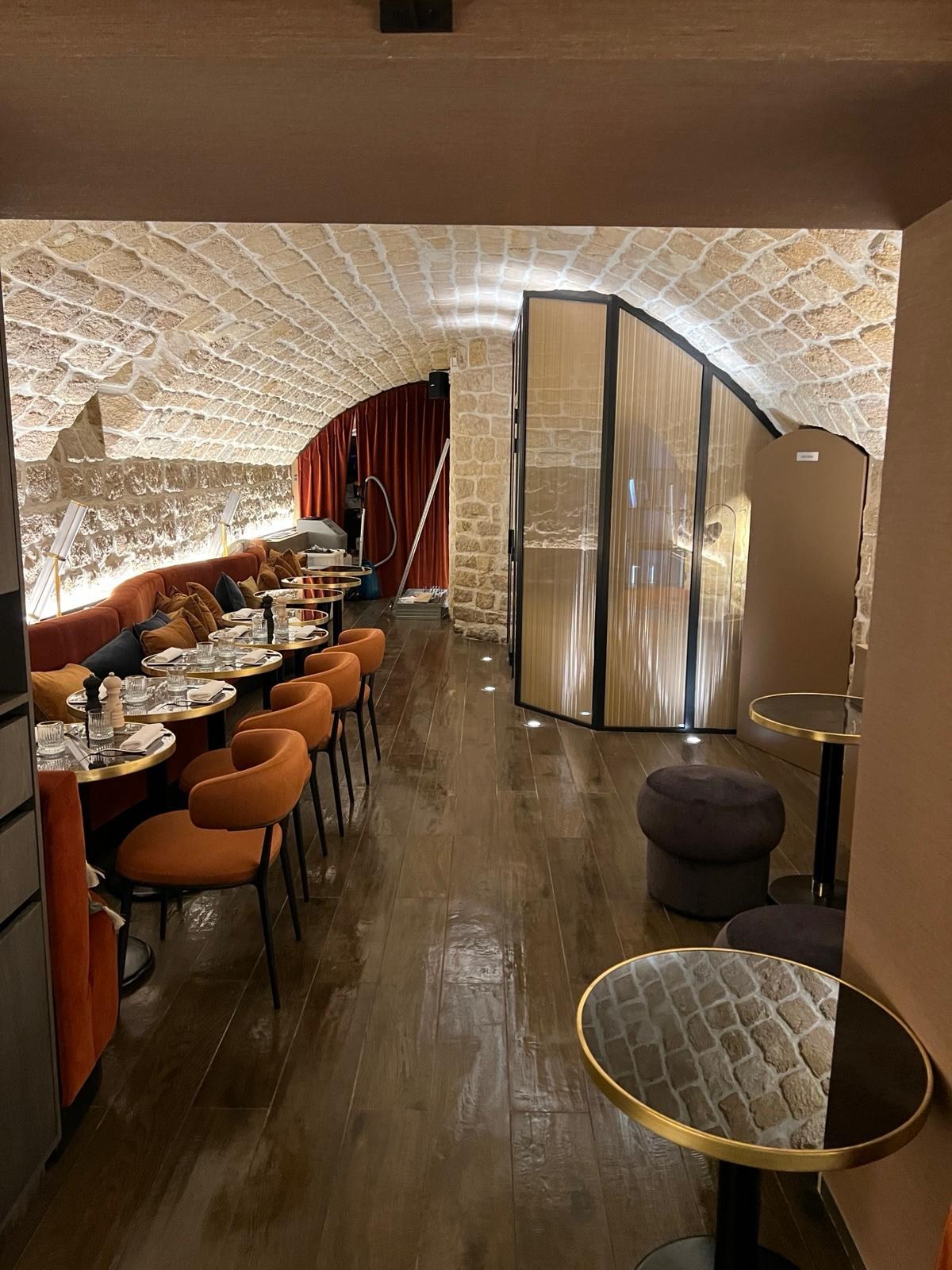 Éclairage architectural sous voûte en pierre dans un restaurant à Paris