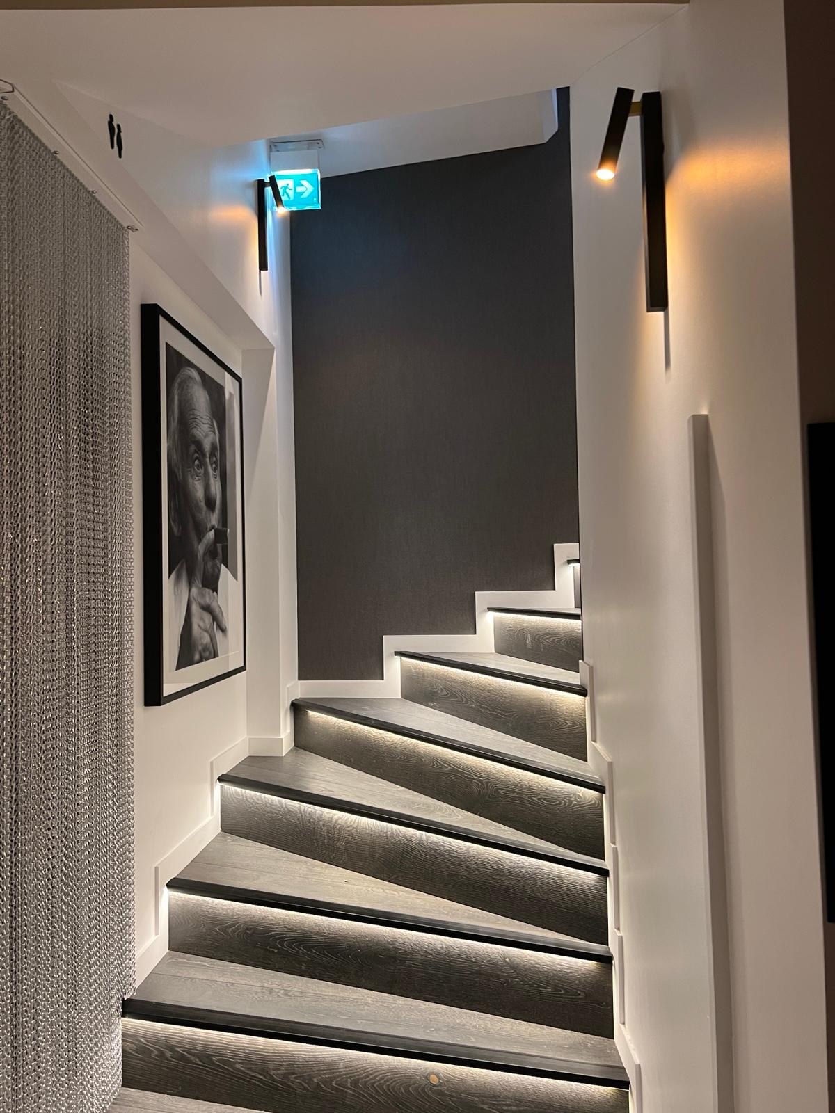 Éclairage LED intégré dans les contremarches d’un escalier à Paris