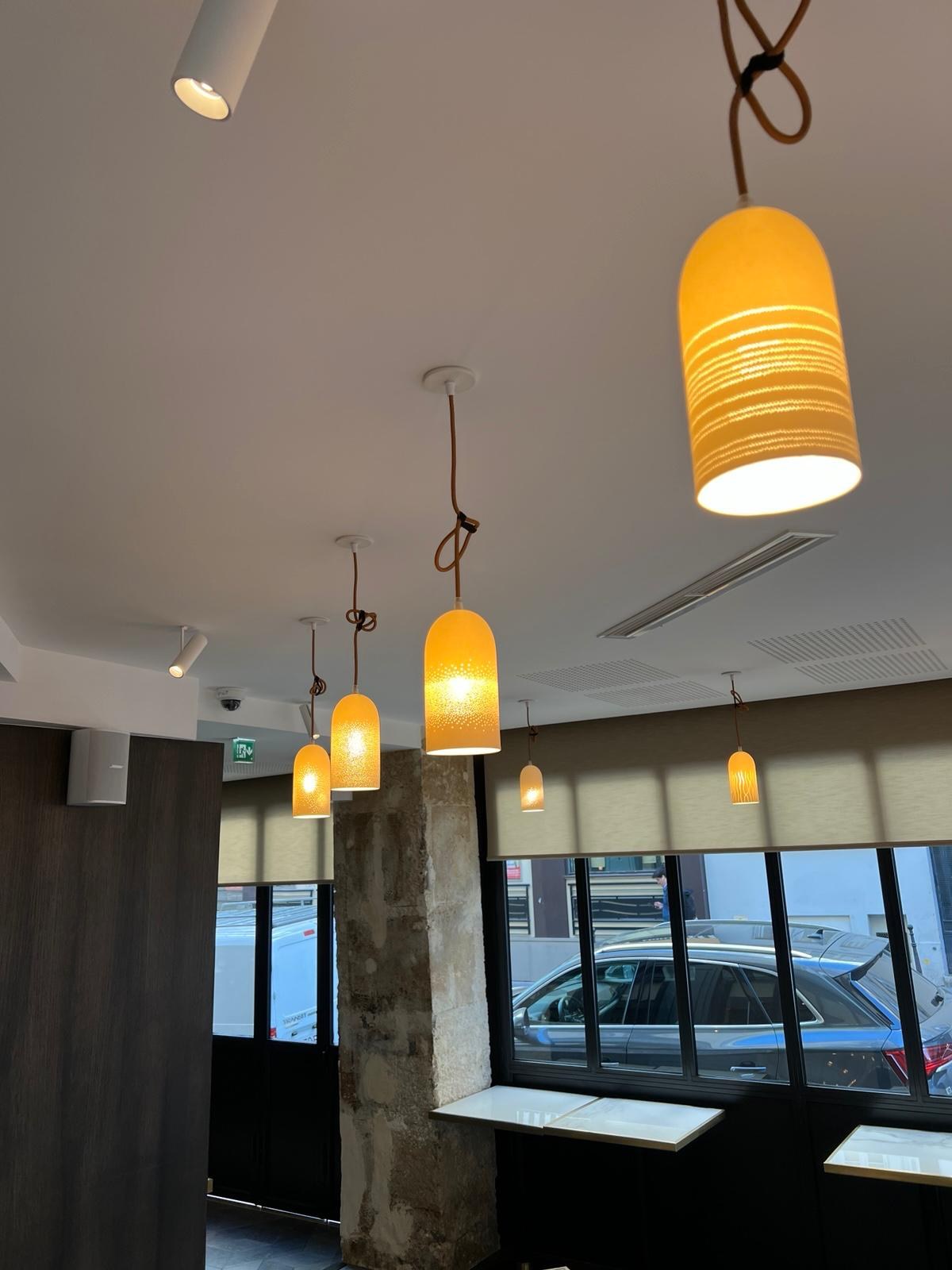 Suspensions décoratives et éclairage d’ambiance dans un espace commercial à Paris